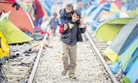  ?? Archivfoto: Kay Nietfeld, dpa ?? Idomeni im März: Das Flüchtling­slager in Griechenla­nd wurde inzwischen aufgelöst. Über die Balkanrout­e versuchen weniger Menschen, nach Deutschlan­d zu gelangen. Das liegt auch am Abkommen der EU mit der Türkei.