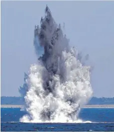  ?? FOTO: DPA ?? Verborgene Gefahr: Zwei Wasserbomb­en aus dem Zweiten Weltkrieg werden in der Ostsee vor Wustrow gezielt gesprengt.