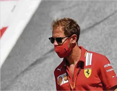  ?? Fotos: AFP ?? Sebastian Vettel widerspric­ht den Aussagen seines Teamchefs Mattia Binotto.