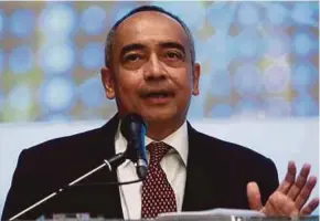  ?? PIC BY SAIRIEN NAFIS ?? CIMB Group chairman Datuk Seri Nazir Razak says further consolidat­ion in the local banking sector would be good, but the economics of such deals must change.