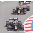  ?? FOTO: AP ?? Max Verstappen (vorne) im Red Bull auf der Strecke in Spanien.