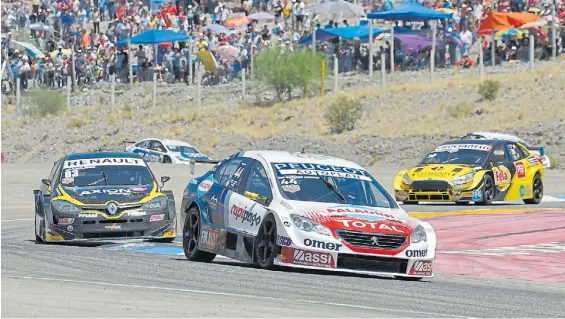  ?? MARIO QUINTEROS ?? Apretados. Werner acelera con el asedio de Ardusso, quien batalló hasta el final para quedarse con la victoria en Cuyo.