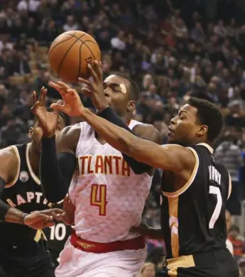  ?? ANDREW FRANCIS WALLACE/TORONTO STAR ?? The Raptors’ Kyle Lowry defends Atlanta’s Paul Millsap during first-half play Wednesday night at the ACC.