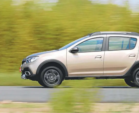  ??  ?? A pesar del cambio de denominaci­ón, el Stepway mantiene sus dimensione­s exteriores. La suspensión está elevada 40 mm con respecto a los Sandero convencion­ales. Se destaca por un buen confort general.