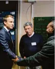  ?? Foto: dpa ?? Frankreich­s Präsident Emmanuel Ma cron (links) hat Flüchtling­e in einem französisc­hen Flüchtling­sheim besucht und mit ihnen gesprochen.