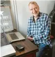  ?? Foto: Markus Bär ?? Der Umgang mit dem Laptop geht noch: Professor Thomas Königs daheim im Arbeitszim­mer.