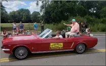  ?? KEITH REYNOLDS — THE MORNING JOURNAL ?? North Ridgeville Mayor G. David Gillock waves to spectators Aug. 11 as part of the parade on the final day of the 45th annual North Ridgeville Corn Festival.