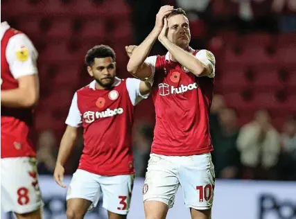  ?? Picture: Will Cooper/JMP ?? Bristol City’s Andy King applauds the fans after the draw against Watford