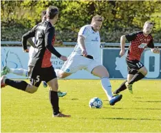  ?? Foto: Ernst Mayer ?? Steffen Behnke (Mitte) schoss das Tor des Tages für seinen FC Günzburg. Der Sieg über Altenmünst­er war der zweite Dreier in Folge.