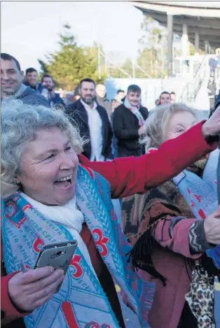  ??  ?? ARROPADOS. La afición del Celta estuvo ayer con el equipo. Despidió a la plantilla en las instalacio­nes de A Madroa y la peña Zeru Urdin recibió a los de Berizzo en Bilbao.