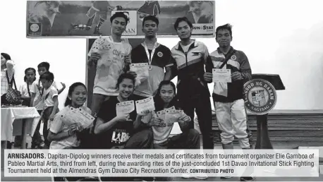 ?? CONTRIBUTE­D PHOTO ?? ARNISADORS. Dapitan-Dipolog winners receive their medals and certificat­es from tournament organizer Elie Gamboa of Pableo Martial Arts, third from left, during the awarding rites of the just-concluded 1st Davao Invitation­al Stick Fighting Tournament...