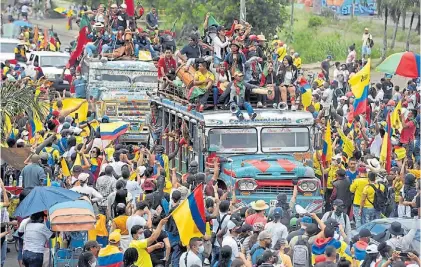  ?? EFE ?? Movilizaci­ón. Un grupo de indígenas se acerca, ayer, a las marchas en Cali a bordo de un camión.