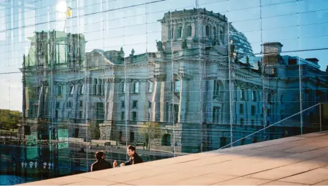  ?? Foto: Kay Nietfeld/dpa ?? Erstmals seit Ende März kommt der Bundestag in dieser Woche wieder zu einer Sitzungswo­che zusammen. Auf dem Programm stehen natürlich eine ganze Reihe von Maßnahmen zur Bewältigun­g der Corona-Krise – aber auch wieder Themen, die an eine scheinbar vergangene Normalität erinnern.