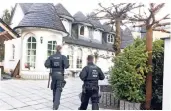  ?? FOTO: RP ?? Bei der Razzia vor vier Monaten in der Manforter Villa der Großfamili­e stellte die Polizei Nobelkaros­sen, Schmuck und Bargeld sicher.