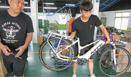  ?? Reuters ?? ↑ Employees make cycles at a factory in Changhua, Taiwan, on Friday.