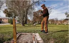  ?? Godofredo A. Vásquez / Staff photograph­er ?? Project RESPECT’s Woodrow Jones walks past a recently discovered gravesite at Evergreen Negro Cemetery in Fifth Ward.