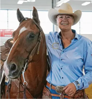  ?? Foto: Siegfried Kerpf ?? Cutting‰Spezialist­in Ute Holm mit ihrem Quarter Horse Inagaddavi­da, den sie selbst gezüchtet und ausgebilde­t hat. Auf der Ame‰ ricana wird sie ihn in verschiede­nen Diszipline­n des Westernrei­tens vorstellen.