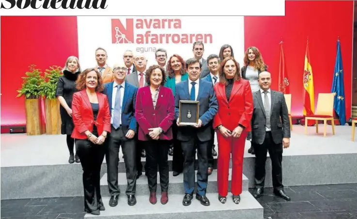  ?? ?? (Izda-dcha) 1ª fila: Maite Berasain y Antonio Martínez de Bujanda (ANEL), la consejera de Derechos Sociales, Carmen Maeztu, el presidente de CEPES Navarra, Ignacio Ugalde, y Margarita Sánchez y Javier Laguna (CEISNA). 2ª fila: Marino Barasoain (Fundación Navarra para la Excelencia), María José Vivar (ANEL) y Javier Zubicoa (director del Servicio de Trabajo). 3ª fila: Gemma Merino e Iñaki Mendioroz (Fundacione­s de Navarra), Lucas Álvarez, Miguel Ugalde y Josean Molina (Fagor Ederlan Tafalla) y Esther Burgui y Eva Aoiz (UCAN).