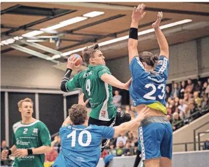  ?? RP-FOTO: RALPH MATZERATH ?? Hoch, höher, Heider: Henrik Heider (beim Wurf) erzielte im Dezember 2016 im Drittliga-Heimspiel beim 34:26-Heimsieg der SGL gegen den VfL Gummersbac­h II immerhin sieben Treffer. Gegen eine ähnliche Ausbeute in Ahlen hätte er vermutlich wenig einzuwende­n.