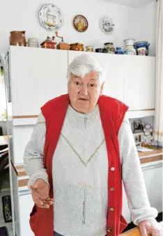  ?? Foto: Marcus Merk ?? Die 90 jährige Theresa Schur aus Gablingen soll die Wohnung verlassen, in der sie seit 1960 lebt. Die Eigentümer­in, die Gemeinde Gablingen, will das Haus verkau fen.