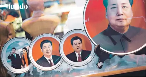 ?? FOTO: AFP ?? Retratos de líderes chinos son exhibidos ayer en una vitrina de una tienda en la Plaza de Tiananmen, en Beijing.