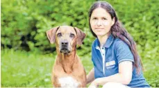  ?? FOTO: LEA LECHMEIER/MARTIN RUTTER DOGS/DPA ?? Hundetrain­erin Steffi Krauß rät dazu, bereits Welpen beizubring­en, dass Frauchen oder Herrchen immer zurückkomm­t.