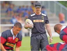  ?? FOTO: IMAGO ?? Der deutsche Rugby-Nationaltr­ainer Jacobus Potgieter (Mitte) könnte mit seiner Mannschaft Historisch­es schaffen.