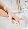  ?? Foto: dpa ?? Der Drang, ständig Hände waschen zu müssen, kann quälend sein.