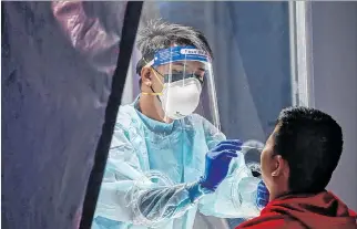  ?? ROLEX DELA PENA / EFE ?? Control. Filipinas confirma caso de variante del coronaviru­s del Reino Unido en el país. Se toman las medidas.