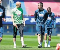  ??  ?? Dmitrovic y Kike García conversan tras un entrenamie­nto del Eibar.