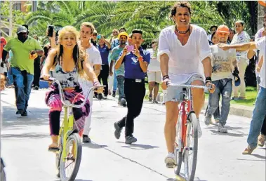  ?? FOTOS: AFP Y CEDOC PERFIL ?? EN BICI. Shakira y Carlos Vives, dos de los artistas que se expresaron a favor del fin del conflicto.