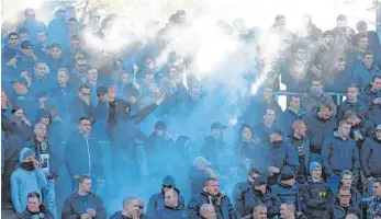  ?? FOTO: ALEXANDER KAYA ?? Bengalos bei einem Spiel in der Fanecke des SSV Ulm: Das ist noch das kleinere Problem.