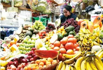  ??  ?? El desabasto de la gasolina ha impactado en los precios de frutas y legumbres. / Miguel Ángel Martínez.