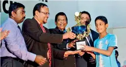  ??  ?? Lyceum Wattala Team Captain receiving the Champion’s Trophy from the Chief Guest