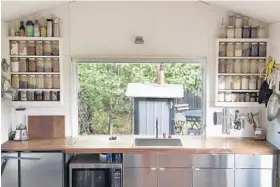  ??  ?? The Minim House includes a full kitchen in its 265 square feet.