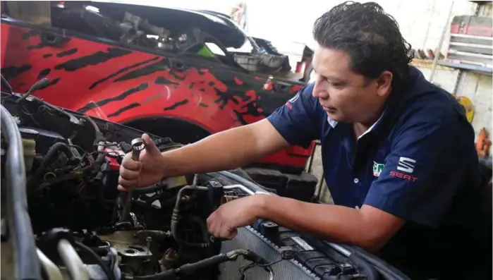  ??  ?? En su paso laboral por la empresa Volkswagen adquirió conocimien­tos de los automotore­s híbridos.