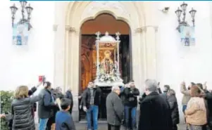  ??  ?? 2SALIDA DE LA PATRONA DE SU TEMPLO Concluida la Santa Misa, la imagen fue portada por sus horquiller­os hasta la Plaza Virgen del Mar