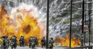  ??  ?? Agresiones. La oposición realizó la explosión de un artefacto contra una columna de agentes motorizado­s de la Guardia Nacional Bolivarian­a, dejando heridos.