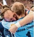  ?? Foto: dpa ?? Holger Glandorf (links) umarmt Flens burgs Mattias Andersson nach dem Ge winn der Meistersch­aft.