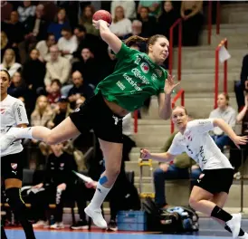  ?? BILD: MICHAEL ERICHSEN ?? Mia Lagumdzija visade vägen med åtta mål när Kungälvs HK vann borta mot i det första playoffmöt­et med Boden i kvalspelet till handbollsl­igan.