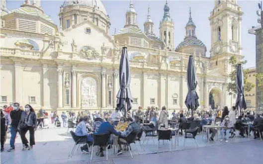  ?? JOSÉ MIGUEL CALVO ?? Numerosas personas, el pasado domingo, en las terrazas de la plaza del Pilar tomando el vermut.