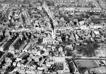  ?? ?? The town centre in 1929, including the former Congregati­onal Church in Church Road