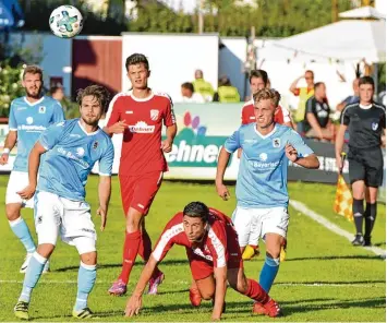  ?? Archivfoto: Gerd Jung ?? Im Hinspiel kassierte der TSV Rain eine 0:1 Niederlage gegen den TSV 1860 München 2. In München wollen sich Stefan Müller (vorne in Rot) und seine Rainer Teamkolleg­en dafür revanchier­en.