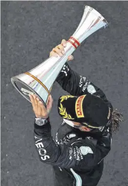  ?? Lars Baron / AFP ?? Lewis Hamilton, amb el trofeu després de vèncer al Circuit.