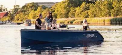  ??  ?? Mit Sonnenener­gie angetriebe­n schippern die „GoBoats“über die Kanäle von Kopenhagen.