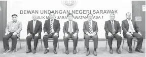  ?? — Gambar UKAS ?? KOMITED: Ahli-ahli Jawatankua­sa PAC Sarawak (dari kiri) Miro, Mohamad Chee, See, Razali, Lo, Wilson dan Peter.