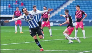  ??  ?? Raúl de Tomás celebra, con los brazos abiertos, su gol en un córner que dio el triunfo al Espanyol.