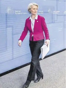  ?? Olivier Matthys / Efe ?? Ursula von der Leyen abandona la sala de prensa tras la reunión extraordin­aria del Consejo Europeo del pasado 1 de febrero.