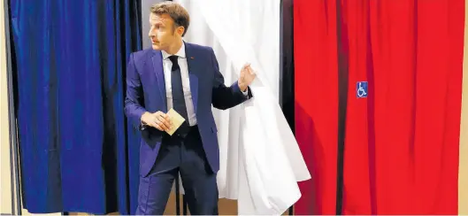  ?? Dpa-BILD: Marin ?? Präsident Emmanuel Macron bei der Abgabe seiner Stimme in der ersten Runde der französisc­hen Parlaments­wahl: Laut Prognosen hat er gute Chancen für eine absolute Mehrheit am Sonntag.