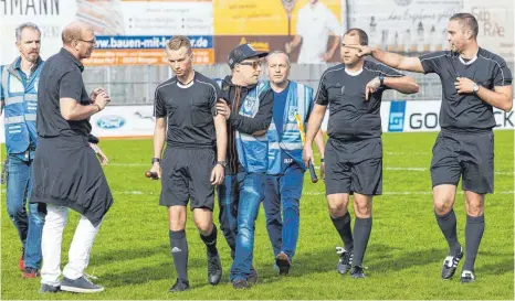  ?? FOTO: ROLF SCHULTES ?? Schiedsric­hter Tobias Bartschat (rechts) und seine Assistente­n mussten nach der Partie zwischen dem FV Ravensburg und der Neckarsulm­er SportUnion von Ordnern geschützt werden.